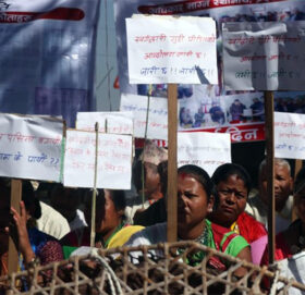 स्वर्गद्वारी गुठी पीडित किसान र प्रहरीबीच झडप,१२ जना प्रदर्शनकारी नियन्त्रणमा