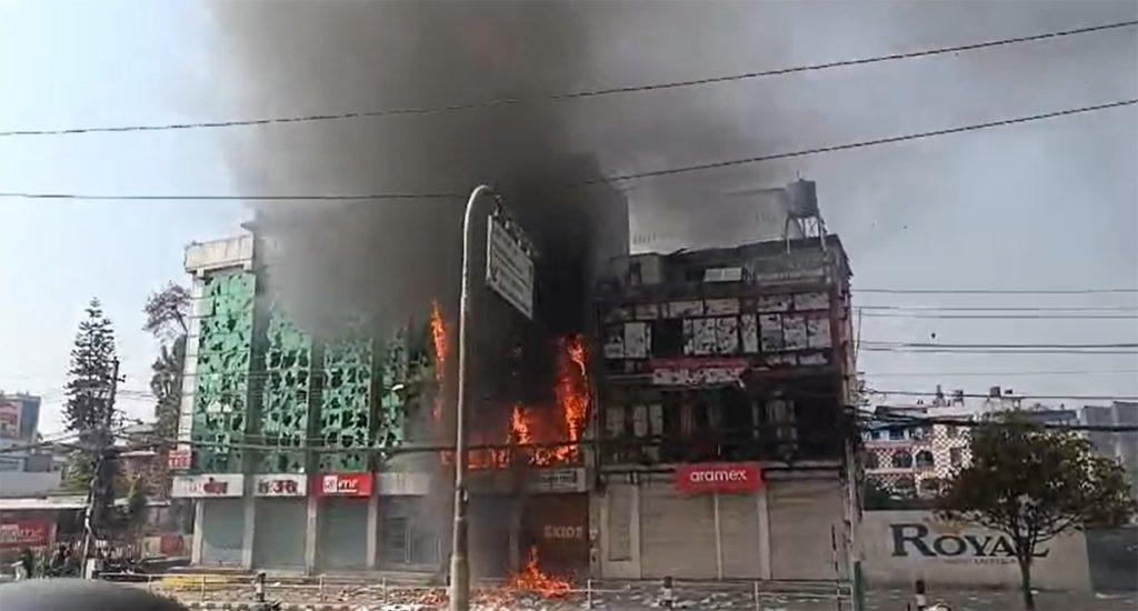 राजावादीका प्रदर्शनकारीले तीनकुनेमा घरमा लगाए आगो
