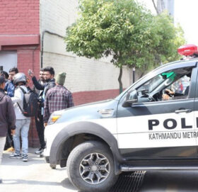 काठमाडौं महानगरको टोलीलाई निर्मल निवासको गेटबाटै फर्काइयो