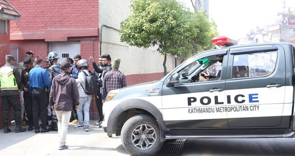 काठमाडौं महानगरको टोलीलाई निर्मल निवासको गेटबाटै फर्काइयो