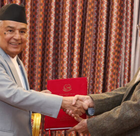 प्रधानमन्त्री ओलीले राष्ट्रपति पौडेललाई बुझाए सरकारको वार्षिक प्रतिवेदन