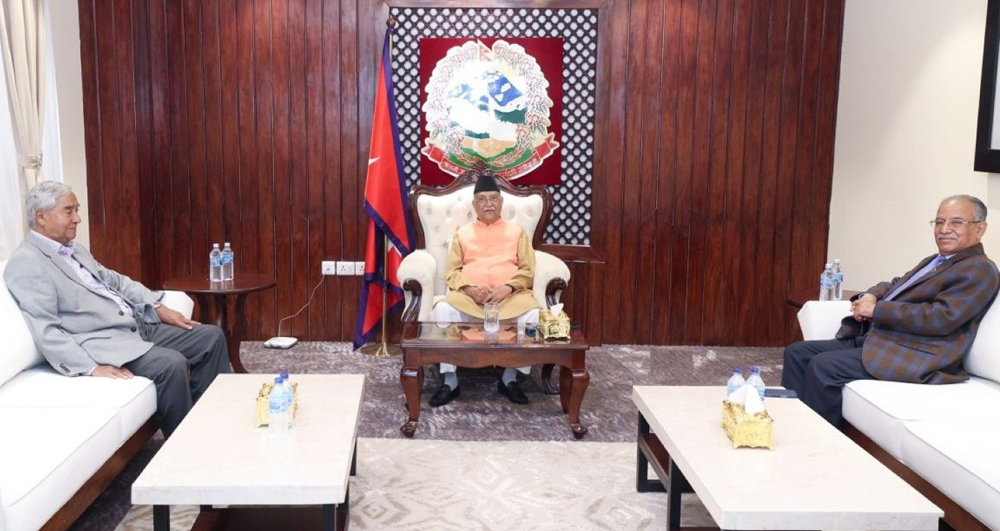 बालुवाटारमा प्रधानमन्त्री ओली, देउवा र प्रचण्डबीच छलफल