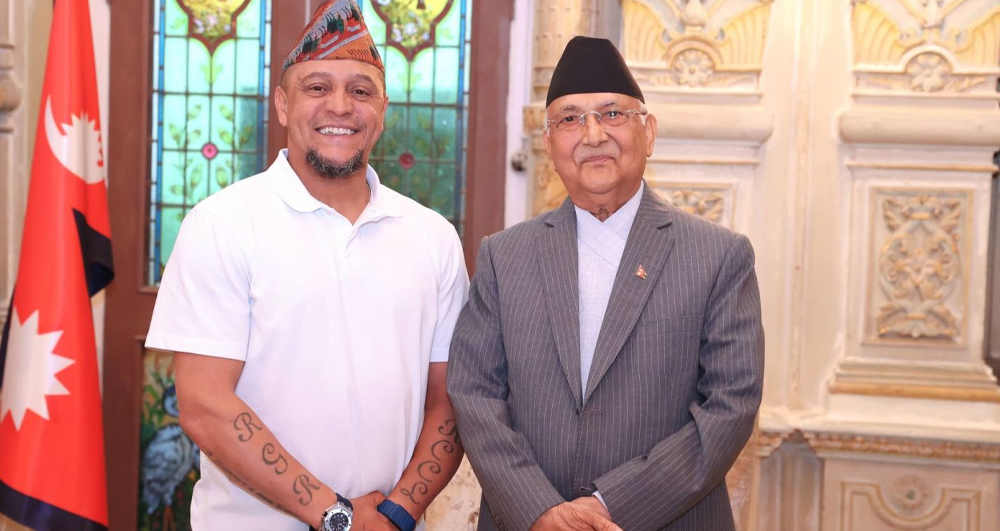 सिंहदरबार पुगेर चर्चित फुटबलर रोबर्टो कार्लोसले भेटे प्रधानमन्त्री ओलीलाई
