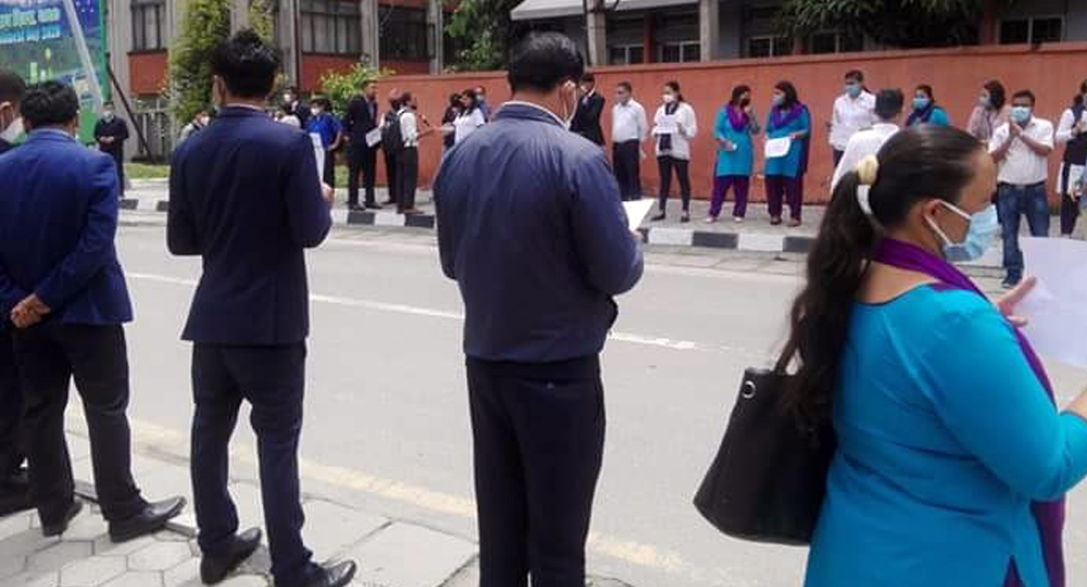 निजामती सेवा ऐनमा पास गर्ने तयारी हुँदै गर्दा यस्तो आयोग राजपत्र अनंकित कर्मचारीको चेतावनी