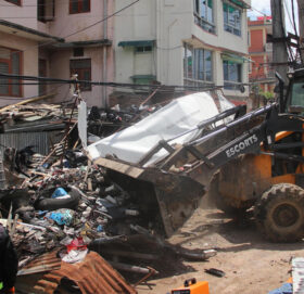 कवाडी संकलन केन्द्र हटाउन महानगर प्रहरीले डोजर चलायो