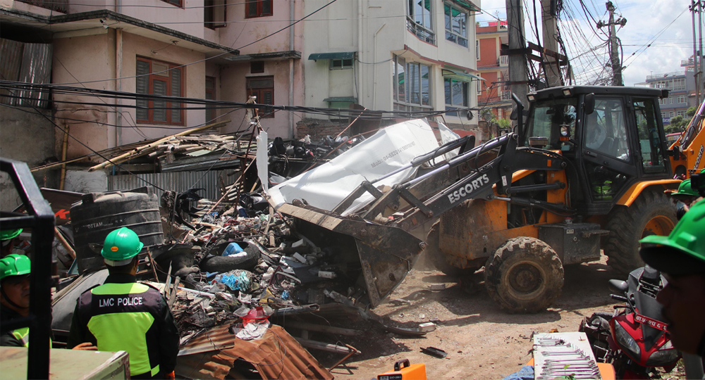 कवाडी संकलन केन्द्र हटाउन महानगर प्रहरीले डोजर चलायो