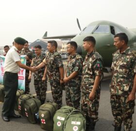 औषधि र उपकरण बोकेर २२ नेपाली सेनाको टोली म्यानमार प्रस्थान