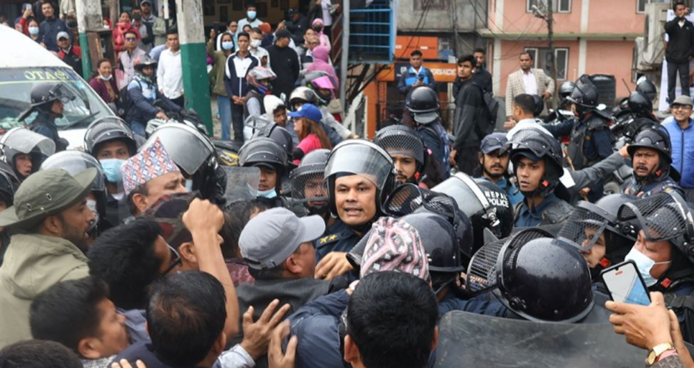 बानेश्वरमा तीनवटै लेन कब्जा गर्न खोजेपछि शिक्षक र प्रहरीबीच धकेलाधकेल