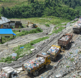 फेरि नउठने भयो काठमाडौंको फोहोर, २ सय गाडी रोकिए