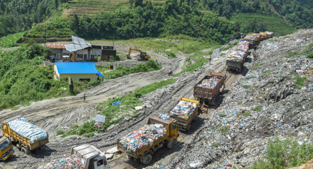 फेरि नउठने भयो काठमाडौंको फोहोर, २ सय गाडी रोकिए