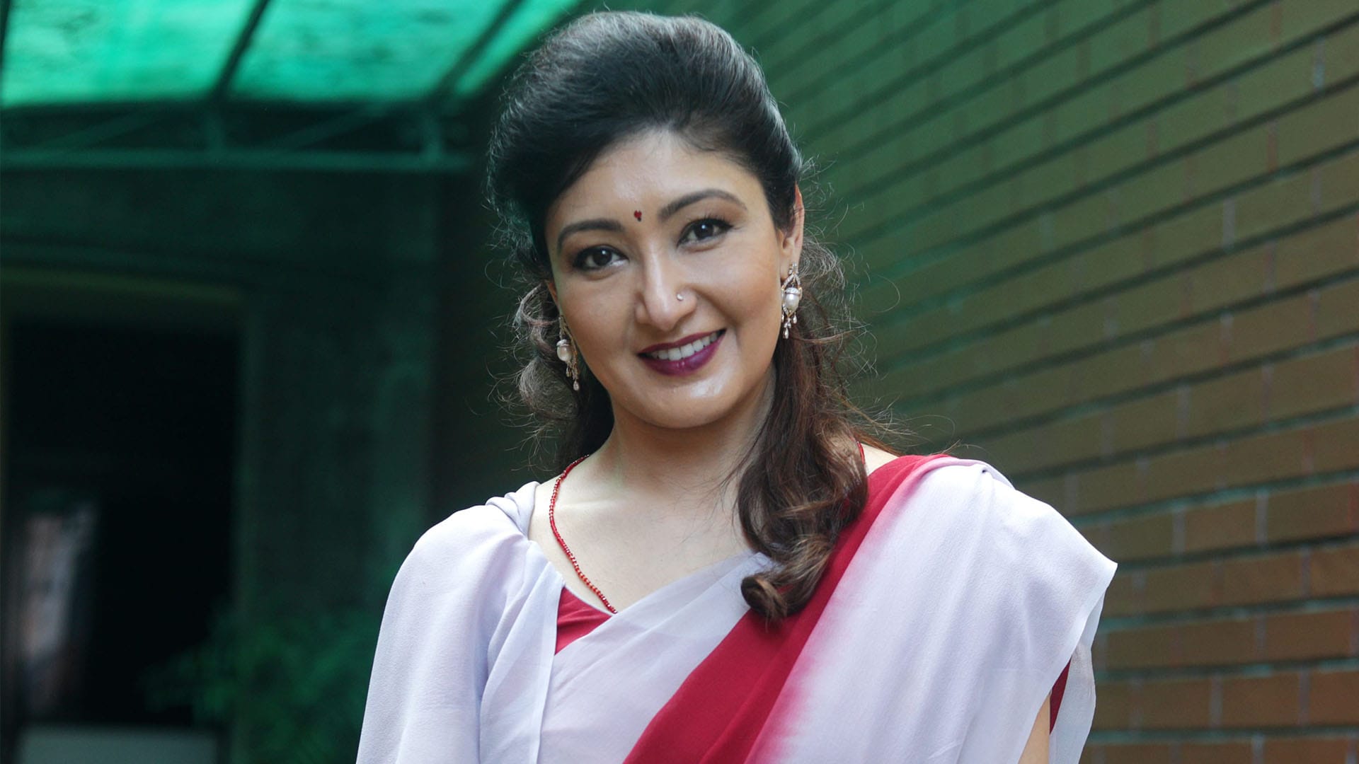 भोली नारायणहिटीभित्र दीप प्रज्वलन गर्दै हिमानी