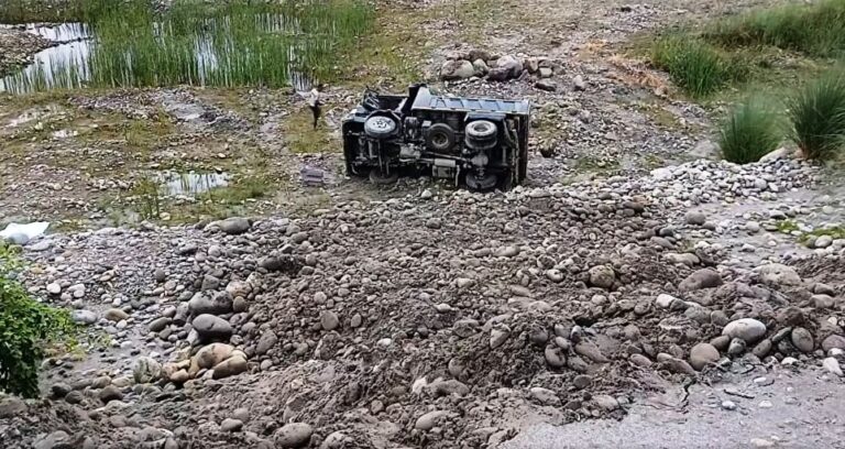 कञ्चनपुरमा नेपाली सेनाको गाडी पल्टिँयो