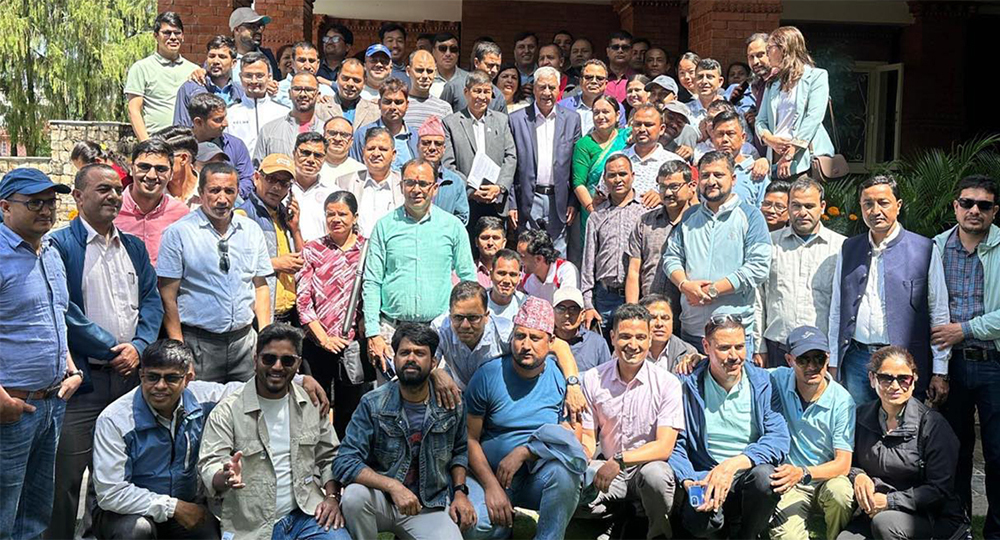 निजामती विधेयकमा सुधार र संशोधनको माग राख्दै देउवा निवास पुगे कर्मचारी युनियन