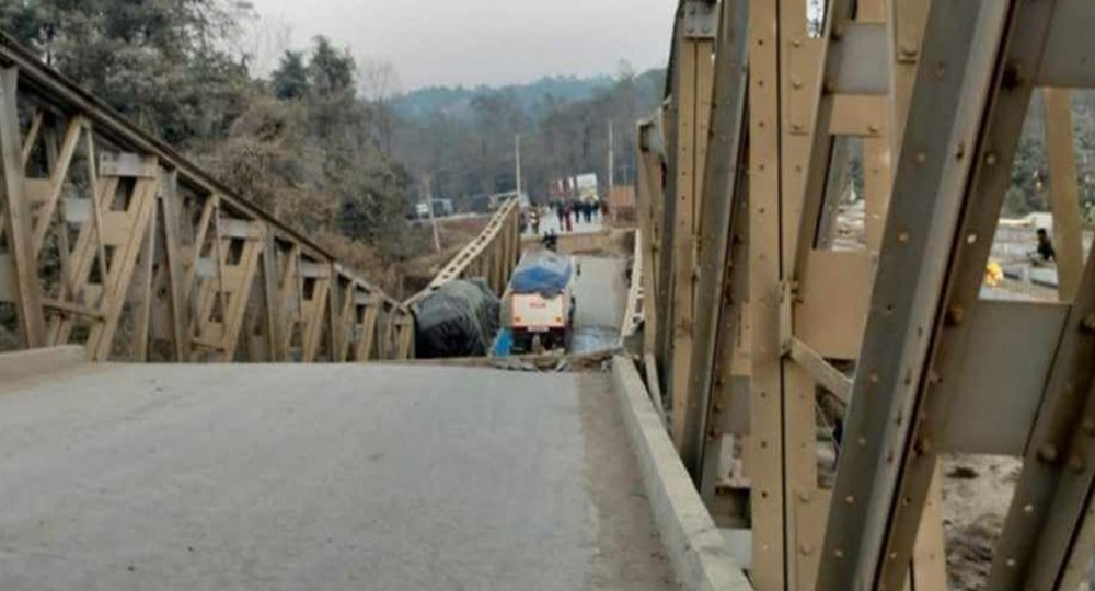 दुम्कीबासको डाइभर्सन बाढीले बगाउँदा पूर्वपश्चिम राजमार्ग अवरुद्ध