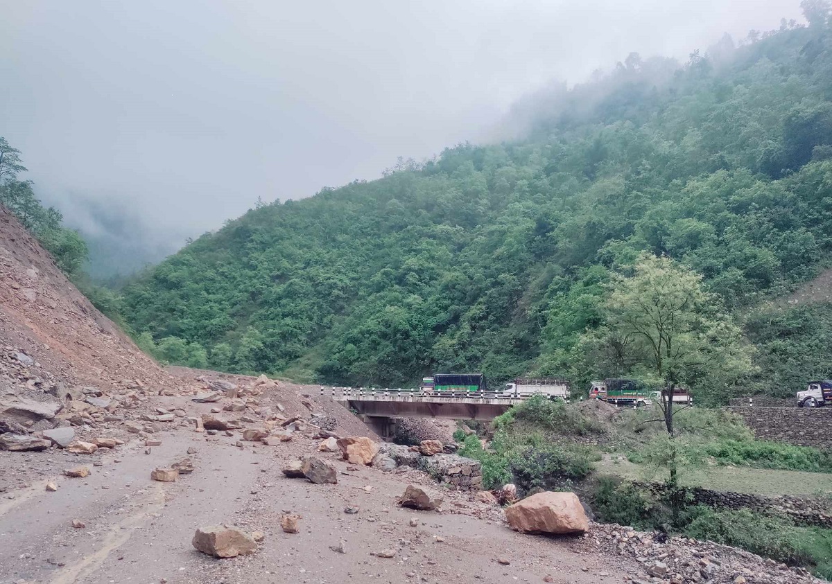 ६ सडक पूर्णरुपमा अवरुद्ध : ५६ जिल्लाका नदीमा बहाब बढ्ने अनुमान, सतर्कता अपनाउन आह्वान