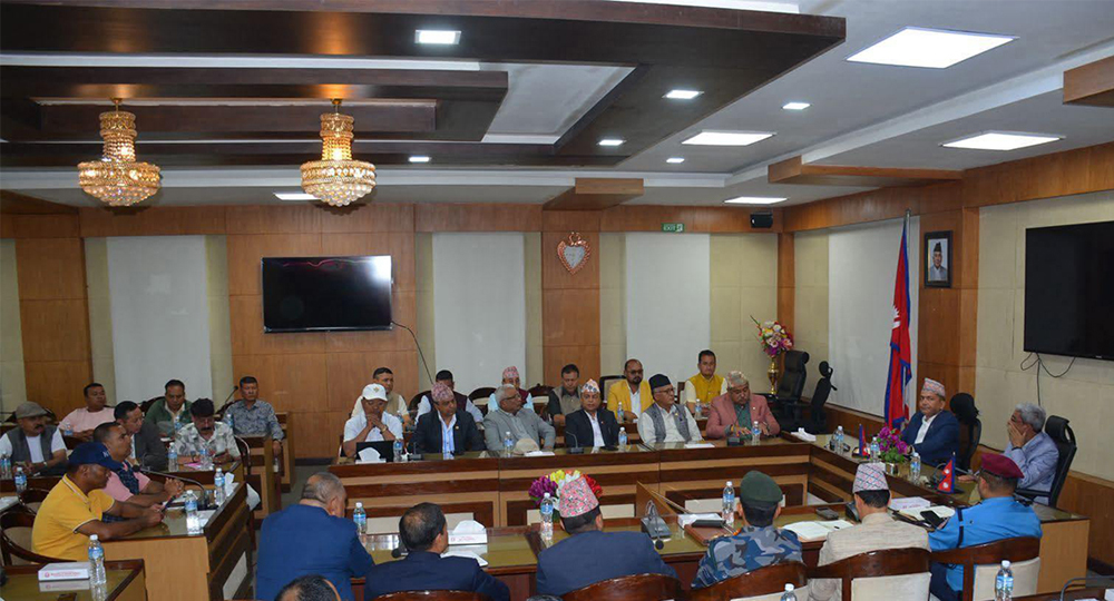 गृहमन्त्री र यातायात व्यवसायीबीच गृहमन्त्रालयमा छलफल जारी