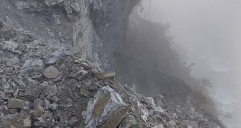 मुग्लिन–नारायणगढ सडक ३६ घण्टादेखि ठप्प, पहिरो पन्छाउने काम बिहानैदेखि जारी