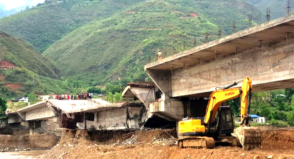 बैशाखमा भाँचिएको रामेछापस्थित तामाकोशीमा निर्माणाधीन पुल फेरि भाँचियो