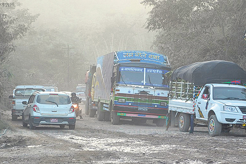 बाढीले डाइभर्सन बगाउँदा नारायणगढ-बुटवल सडकखण्ड अवरुद्ध