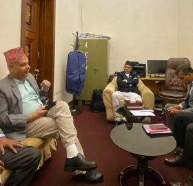 १ बजेका लागि डाकिएको संसद् बैठक अझैसम्म सुरू हुन सकेन, प्रमुख सचेतकसँग छलफलमै सभामुख