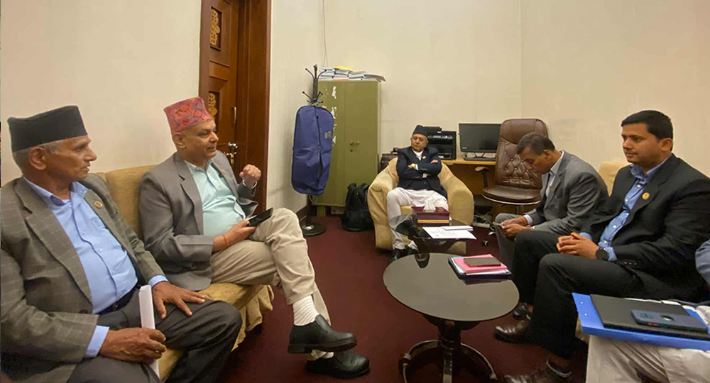 १ बजेका लागि डाकिएको संसद् बैठक अझैसम्म सुरू हुन सकेन, प्रमुख सचेतकसँग छलफलमै सभामुख