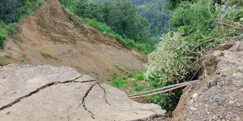 बाढीपहिरोले देशभरका १० राजमार्ग पूर्णरूपमा अवरुद्ध