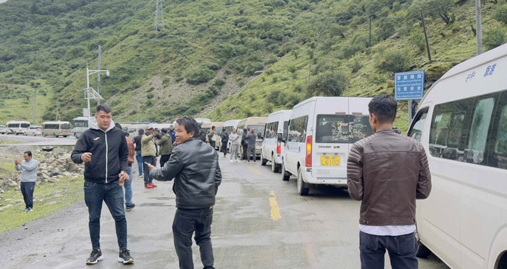 बाढीपछि केरुङमा रोकिएका नेपालीलाई आज स्वदेश ल्याइँदै