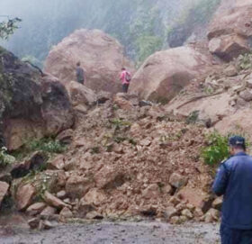 अरनिको र मध्य पहाडी राजमार्ग पहिरोले अवरुद्ध