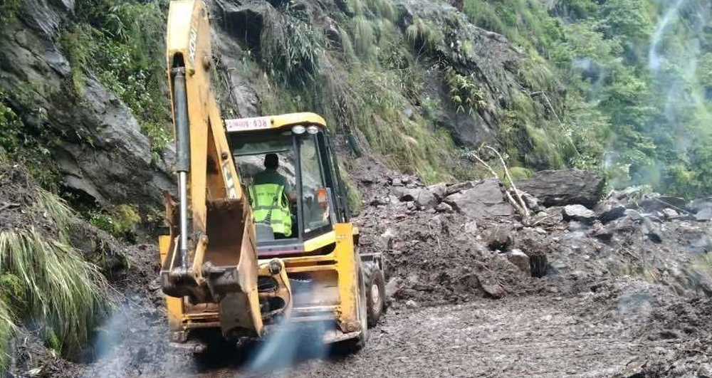 पहिरोले अवरुद्ध भयो बेंसीसहर–चामे सडक, विद्युत र इन्टरनेट सेवा ठप्प