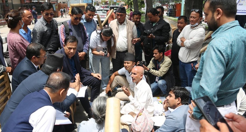 माइतीघरमा दिक्तेलका मेयरसँग सरकारी टोलीको छलफल