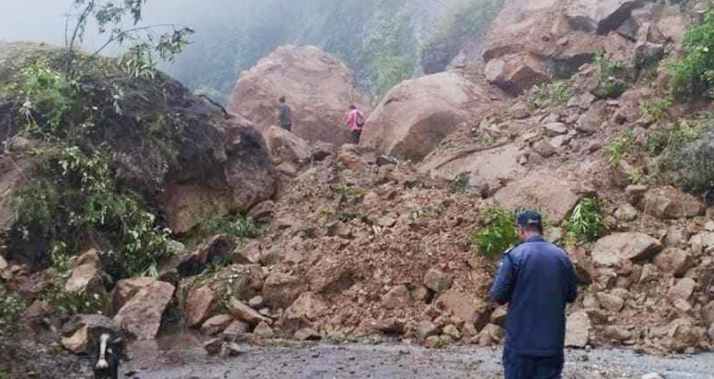 रुकुमपूर्वमा पहिरो खस्दा मध्यपहाडी लोकमार्ग अवरुद्ध