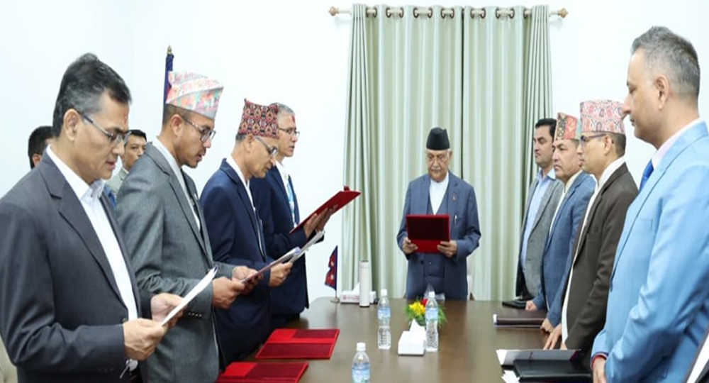 प्रधानमन्त्री ओलीसमक्ष नवनियुक्त ४ भीसीले लिए शपथ