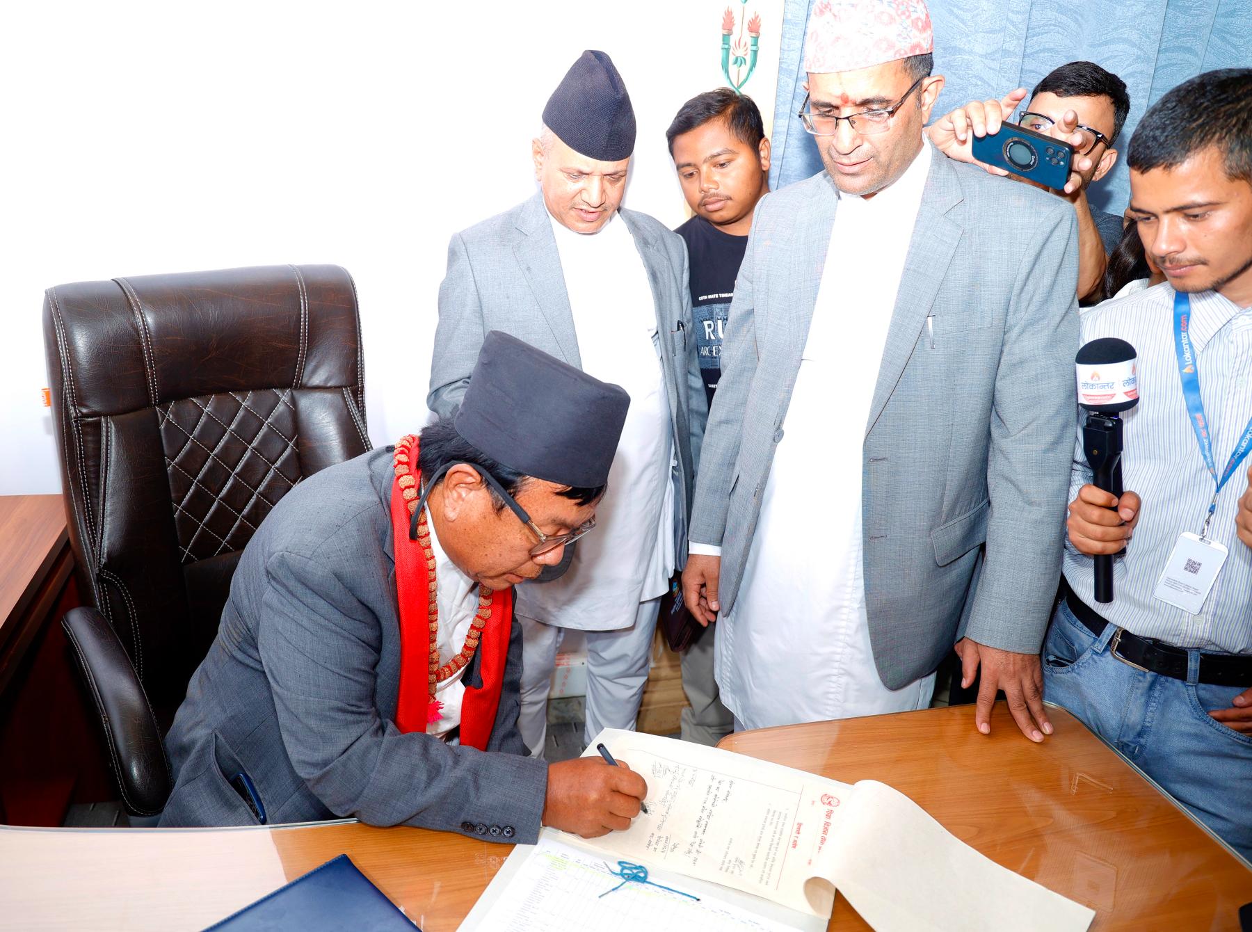 विश्वविद्यालयहरूले ३ महिनाभित्र नतिजा प्रकाशन नगरे अनुदान रोक्का गर्ने शिक्षामन्त्री पुनको चेतावनी