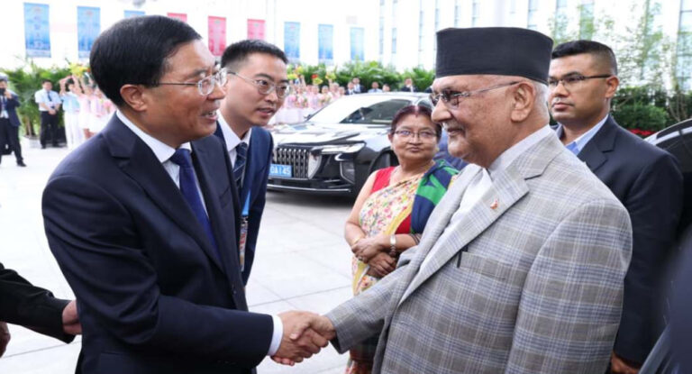 थियाचिनबाट रेलमार्ग हुँदै बेइजिङ पुगे प्रधानमन्त्री ओली