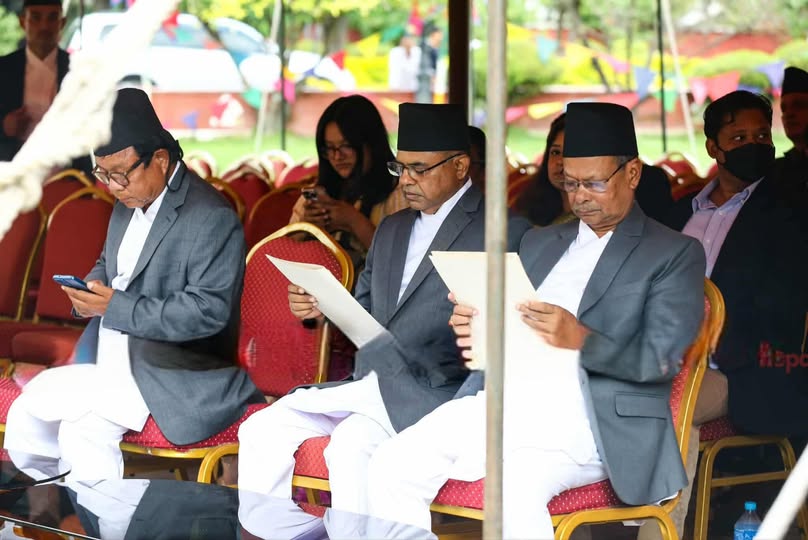 शपथ लिन शीतल निवासमा मन्त्रीहरू