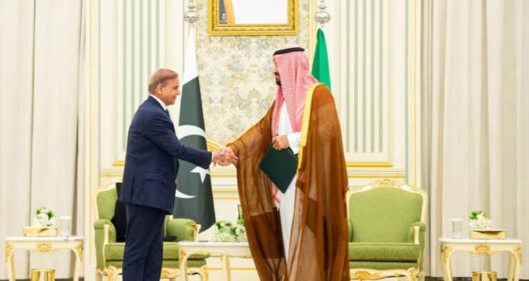 साउदी युवराज र पाकिस्तानी प्रधानमन्त्रीबीच ऐतिहासिक रक्षा सम्झौता