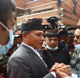 आज क्षतिग्रस्त संसद् भवनको अवलोकन गर्दै मन्त्री घिसिङ