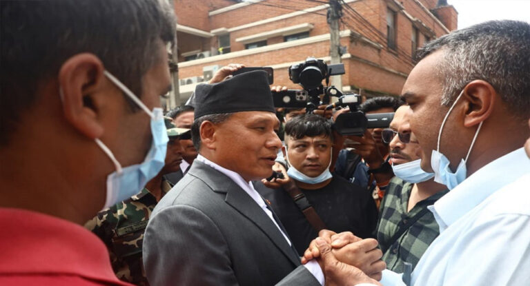 आज क्षतिग्रस्त संसद् भवनको अवलोकन गर्दै मन्त्री घिसिङ