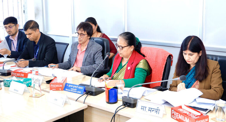 निजामती कर्मचारीको अवकाश उमेरहद बढाउने अडानबाट पछि हट्यो सरकार