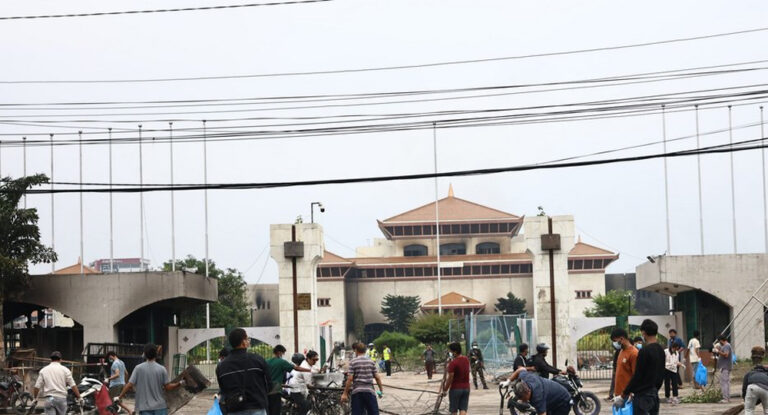 बानेश्वरस्थित संसद् भवन अगाडि युवाले थाले सरसफाइ