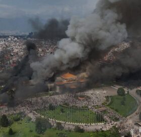 प्रदर्शनकारीले लगाए संसद् भवनमा आगो