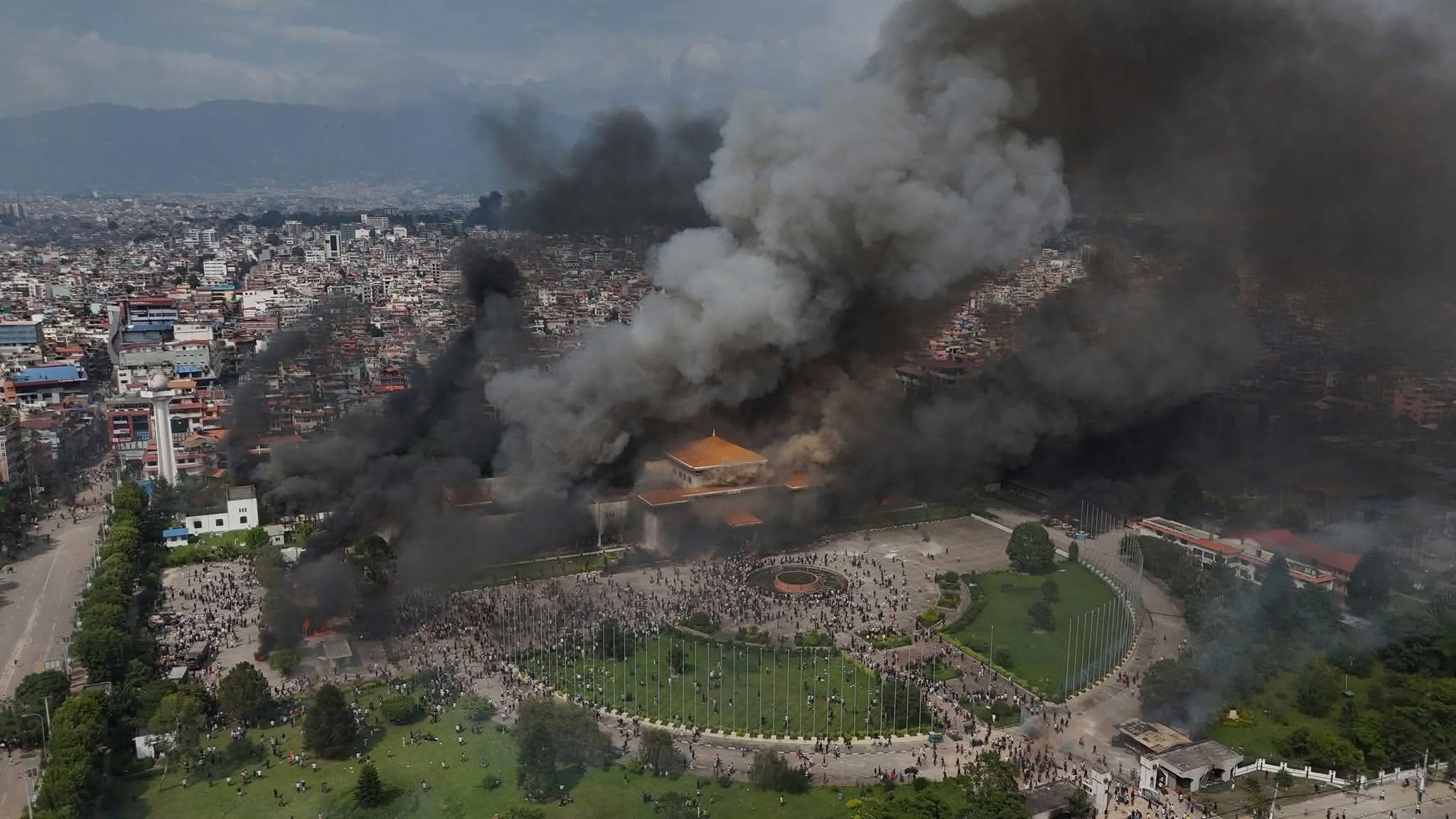 प्रदर्शनकारीले लगाए संसद् भवनमा आगो