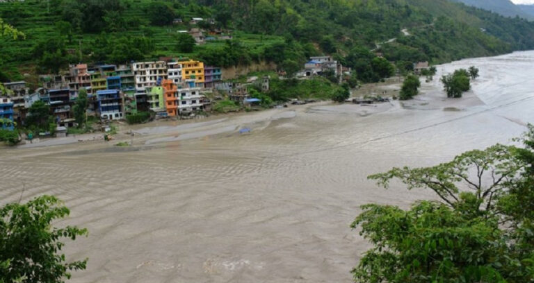 सुनकोशी नदीमा दूध बोक्ने भ्यान खस्यो, चालक बेपत्ता