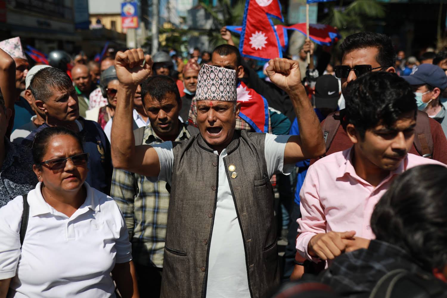 प्रशासनको आदेश अवज्ञा गर्दै सामाखुसीमा राजावादीहरूको प्रदर्शन