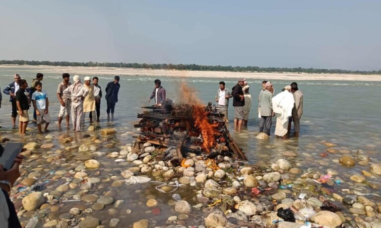 महाकाली किनारमा राष्ट्रिय सम्मानका साथ विपिन जोशीको अन्त्येष्टि