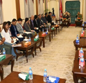 प्रधानमन्त्री कार्कीसहितको त्रिपक्षीय छलफलमा को-को हुँदैछन् सहभागी ?