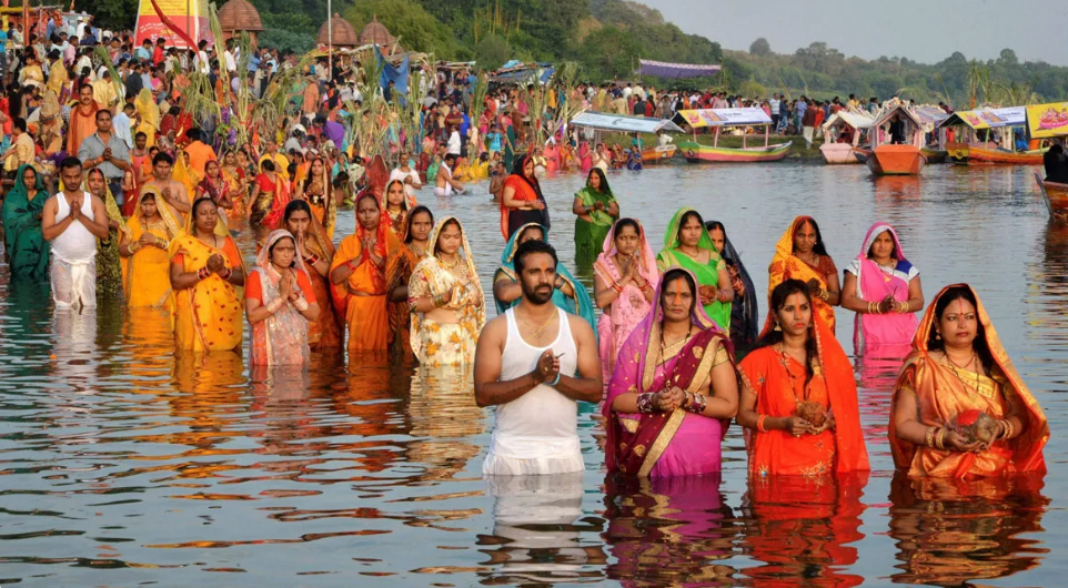 आज छठ पर्व, अस्ताउँदो सूर्यलाई अर्घ्य दिइँदै