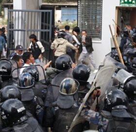 गर्भवतीको मृत्यु भएपछि किष्ट अस्पतालमा आफन्तले गरे प्रदर्शन, प्रहरीसँग घम्साघम्सी