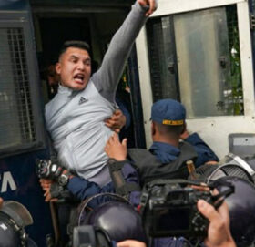 माइतीघरमा प्रदर्शन गर्न पुगेका युवक प्रहरी नियन्त्रणमा