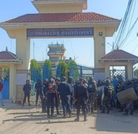 जेनजी र एमालेको झडपपछि सिमरा विमानस्थल तनावपूर्ण, बेलुकी ८ बजेसम्म कर्फ्यू आदेश